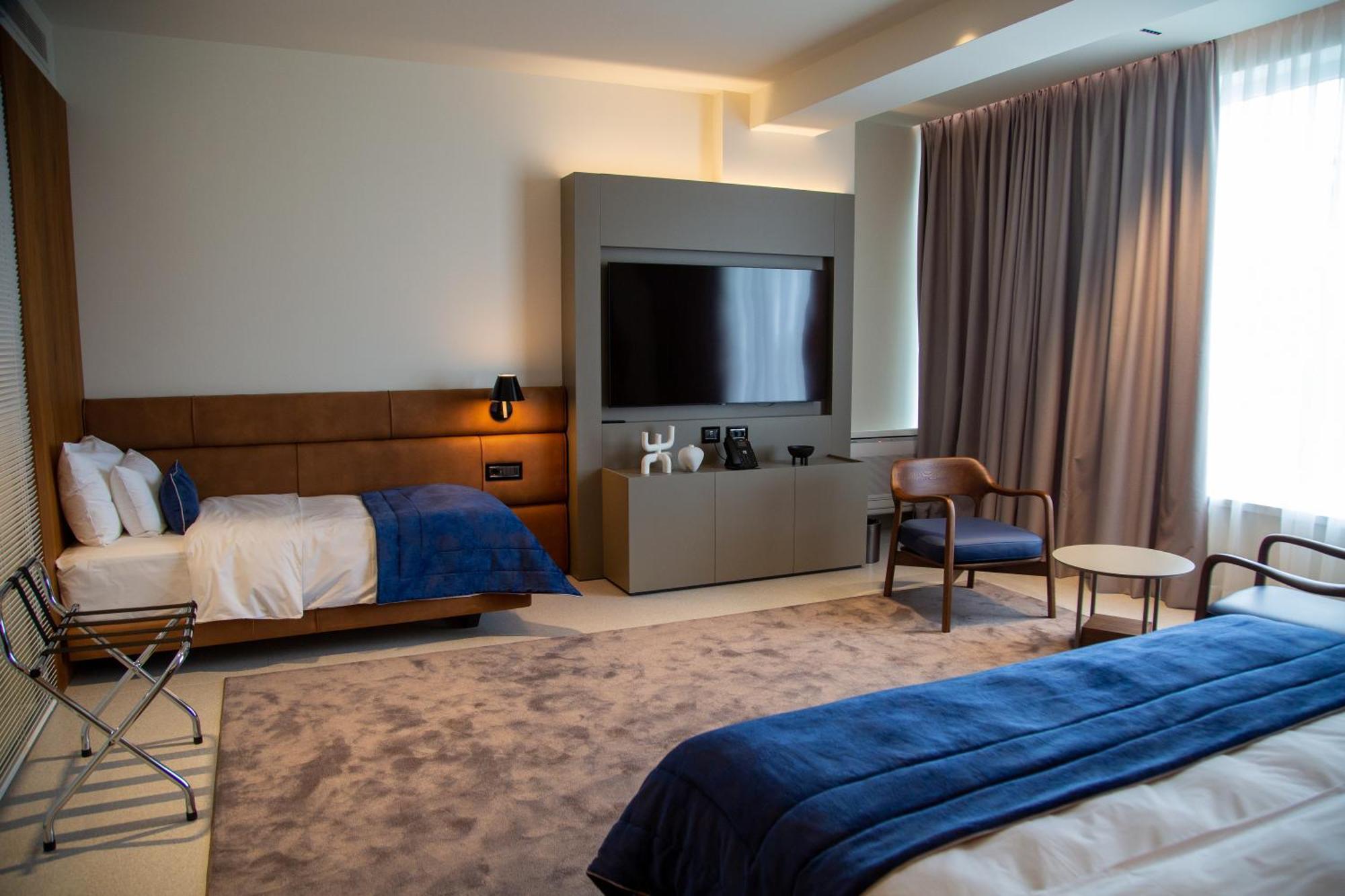 Abi's & Hotel 4*