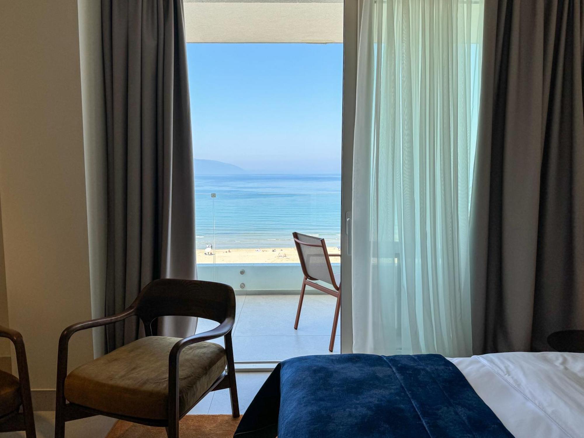Abi's & Hotel